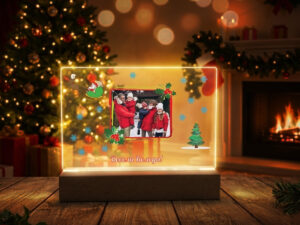 Персонализирана акрилна нощна лампа със снимка и пожелание с коледни мотиви и дървена поставка