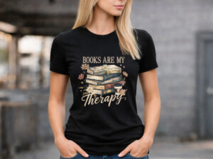 дамска черна тениска с щампа Books Are My Therapy с книги и цветя