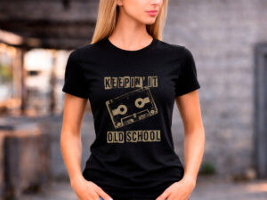 Дамска черна тениска с ретро щампа Keepin It Old School и аудиокасета
