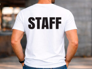 бяла мъжка тениска с черен надпис STAFF подходяща за streetwear визия