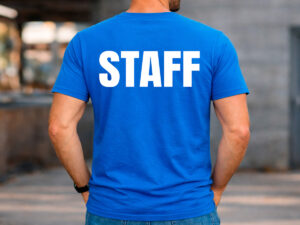 синя streetwear тениска с голям надпис STAFF на гърба